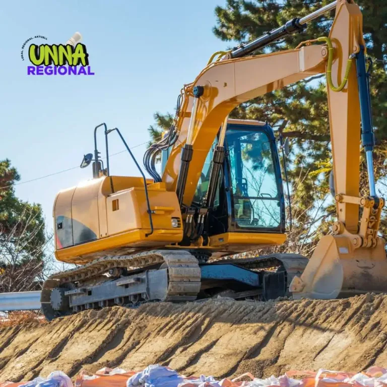 Sanierung A44 Unna Werl Ein gelber Bagger an einer Autobahnbaustelle